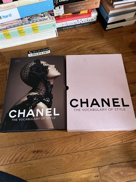 Chanel: The Vocabulary of Style Hardcover – 31 Oct.